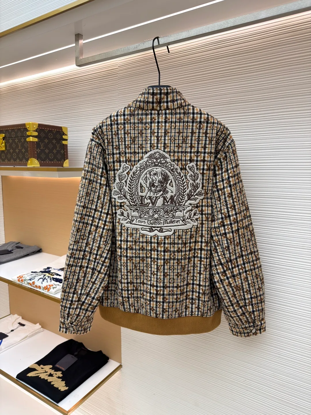 LOUIS VUITTON houndstooth presbyopic jacket ●Original version: Purchased and developed at 28599 ●Item number: 1681208-C45 ●Material: houndstooth fabric ●Technology: patch production ●Color: brown ●Version: Fitted version ●Weight: about 1050 grams ●Size: S-M-L-XL ●Description: Taking inspiration from the Dandy tailoring admired by British dog-walking gentlemen, with a full-frame Monogram The pattern revisits the Prince of Wales check. Beaded 1V patches and 1V Dog badges sit on the chest and back for an eclectic mix of preppy and edgy style. The overall routing is straight and delicate, the fabric is comfortable and soft, the color is consistent and there is no color difference, it can be matched with the same style to create a fashionable look, and can be used in various occasions, customized accessories, complete with three standards, the same style for men and women!